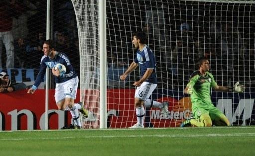Higua&iacute;n empatou para a Argentina