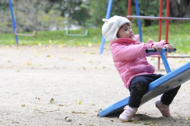 A pequena Rebecca se diverte na gangorra