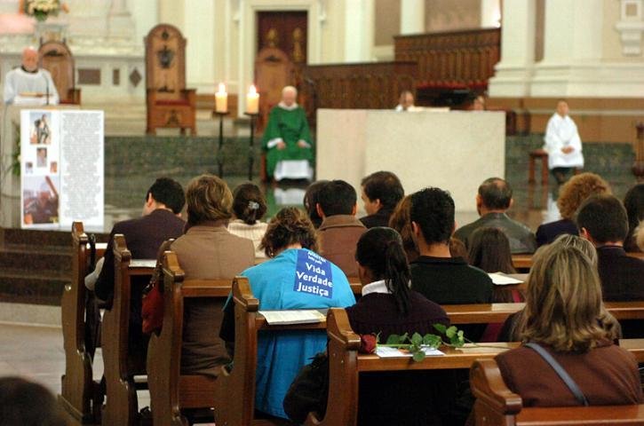 Homenagens aos mortos em acidente da TAM lota Catedral de Porto Alegre