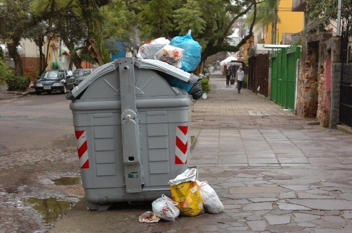 Caminh&otilde;es de coleta mecanizada come&ccedil;am hoje a passar diariamente no Centro da Capital
