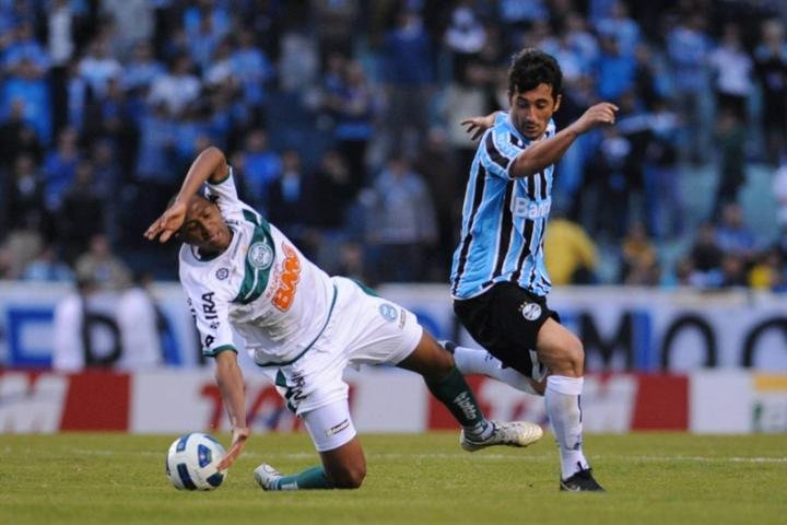 Gr&ecirc;mio consegue efeito suspensivo e Douglas joga quarta-feira
