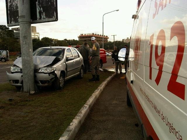 Carro bate contra poste e deixa uma pessoa ferida em Porto Alegre