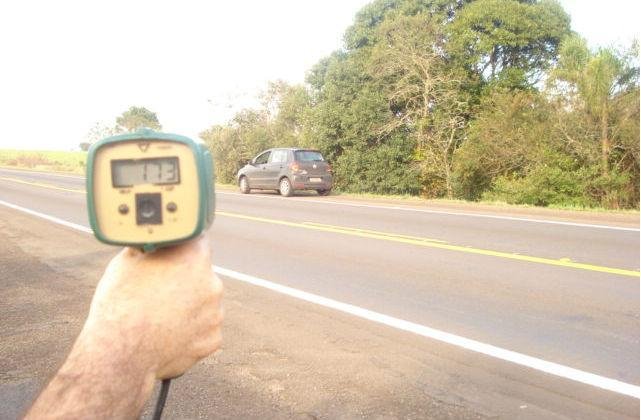 Limite de velocidade no local &eacute; de 80 km/h