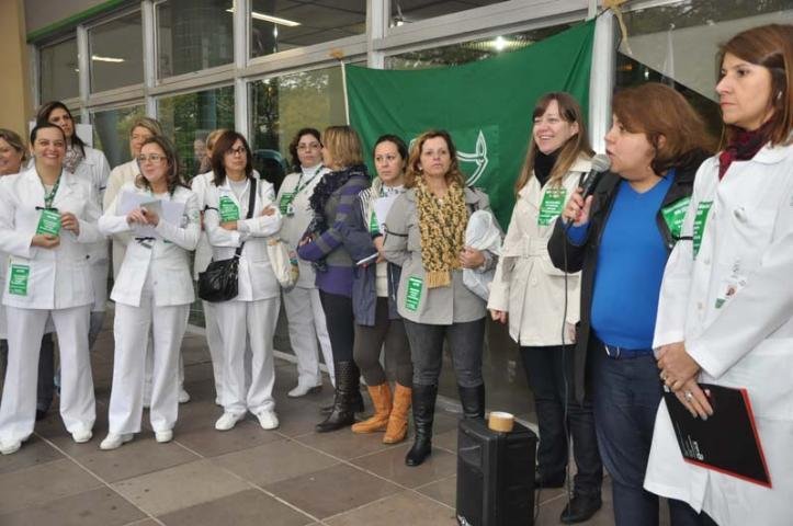 Enfermeiros protestam em frente ao Hospital de Cl&iacute;nicas