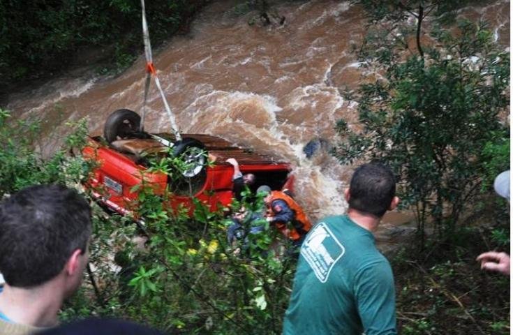 Carro cai em riacho e condutor desaparece no Norte do Estado