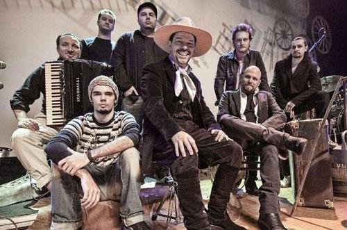 Neto Fagundes e a banda Estado das Coisas juntos no palco