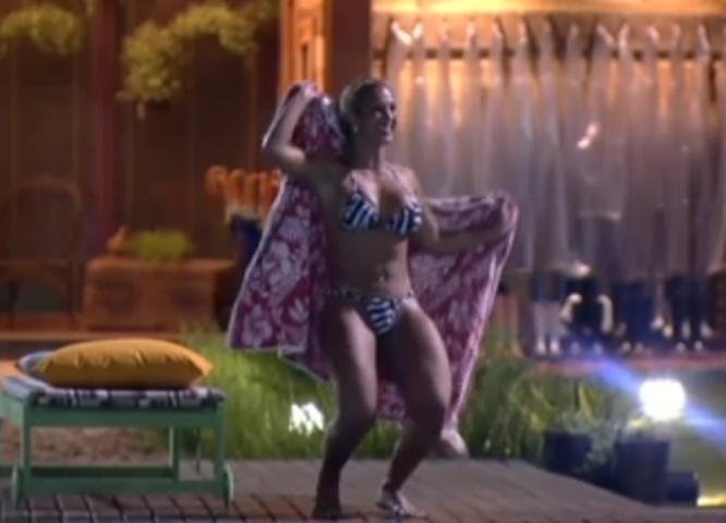 Valesca Popozuda faz dan&ccedil;a provocante de biqu&iacute;ni para Dinei