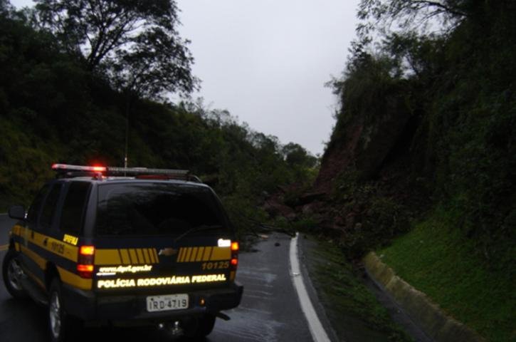 O bloqueio acontece por causa de uma queda de barreira em Pouso Novo, onde equipes orientam o tr&acirc;nsito no local