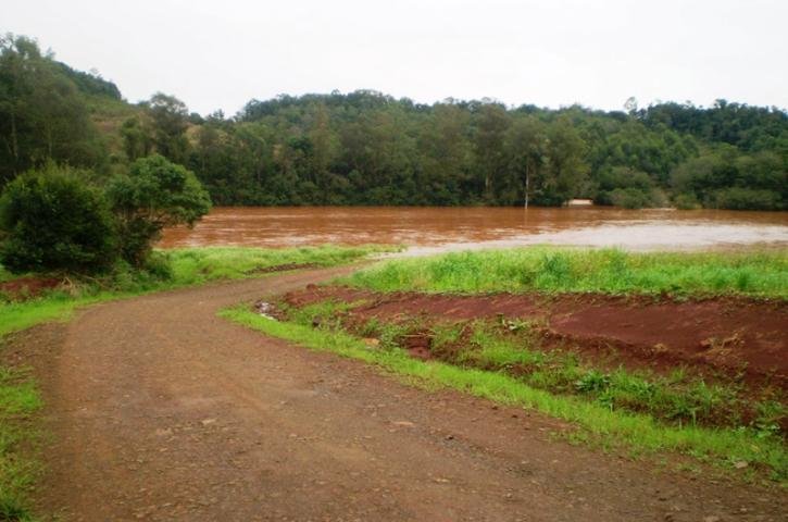Rio cobre ponte e interrompe passagem entre Porto Mau&aacute; e Alecrim