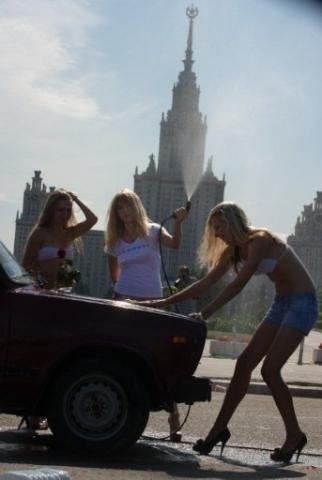 	De lingerie, russas lavam carros para ajudar Putin