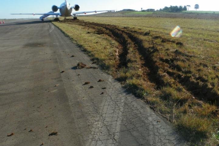 Avi&atilde;o derrapou, saiu da pista e atolou no barro