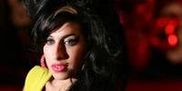 Amy Winehouse é um ícone também de estilo, trazendo em seu ´look´ uma mistura diversificada de estilos