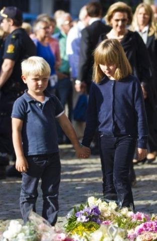 De m&atilde;os dadas, pr&iacute;ncipe Sverre Magnus e princesa Ingrid Alexandra