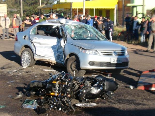 Tr&ecirc;s pessoas morrem em acidente em Tramanda&iacute;