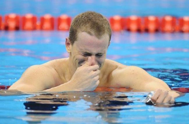 Cesar Cielo conquista a medalha de ouro nos 50 m borboleta e cai no choro