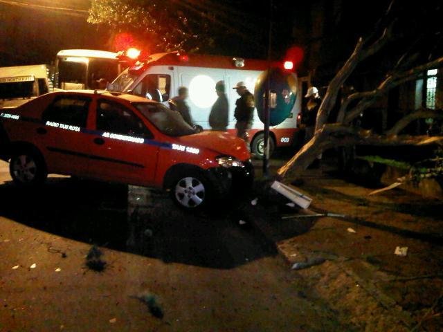 Motorista colide t&aacute;xi contra &aacute;rvore em Porto Alegre