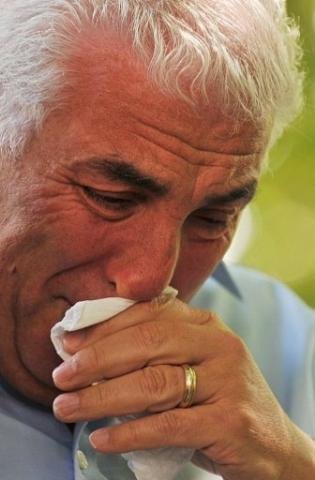 Mitch Winehouse n&atilde;o conseguia falar de tanta emo&ccedil;&atilde;o