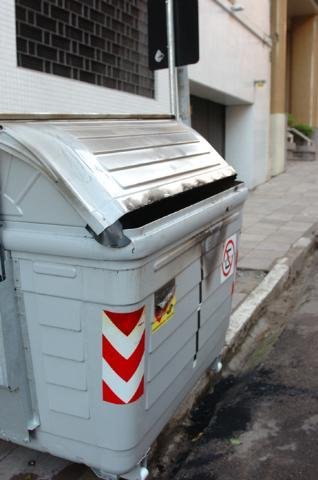 Uma das lixeiras foi danificada na rua Santo Ant&ocirc;nio 