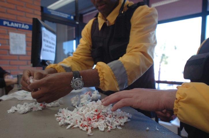 Adolescente &eacute; apreendido com 320 pedras de crack em Porto Alegre 