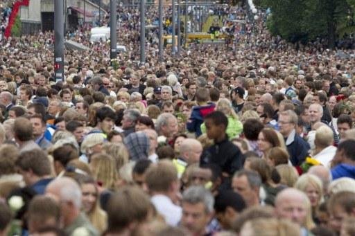 Milhares de pessoas se reuniram no centro de Oslo para prestar homenagem &agrave;s v&iacute;timas 