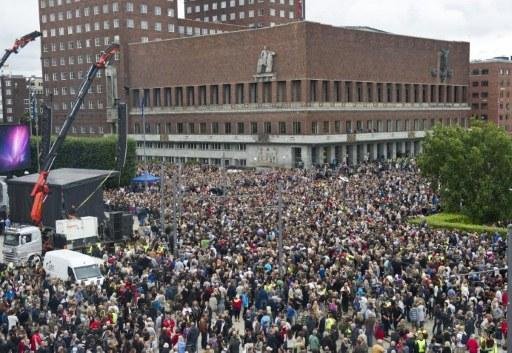 Cerca de 150 mil pessoas est&atilde;o reunidas em Oslo para homenagear v&iacute;timas do massacre