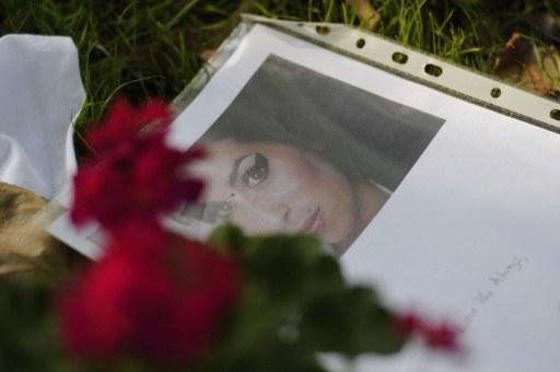 F&atilde;s seguem depositando homenagens em frente a casa de Amy Winehouse