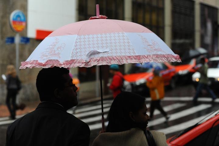 Com a chegada da frente fria, o tempo fechou em Porto Alegre