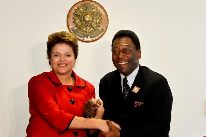 Dilma nomeia Pel&eacute; embaixador do Brasil para a Copa
