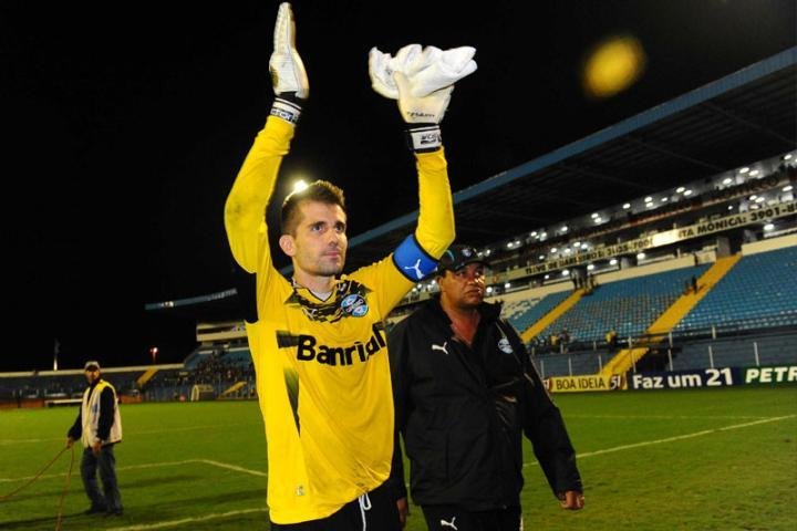 Gr&ecirc;mio lan&ccedil;ar&aacute; camisa especial de Victor pelos 200 jogos no clube