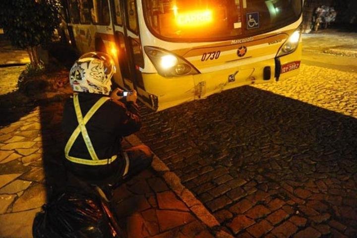 Colis&atilde;o entre &ocirc;nibus e carro deixa ferido leve na Capital