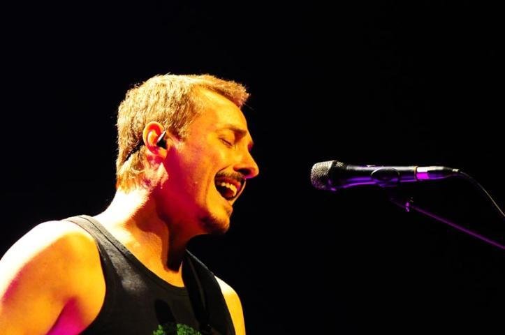 Pedro Aznar tocou 24 m&uacute;sicas, com base no CD &acute;A Solas con El Mundo`