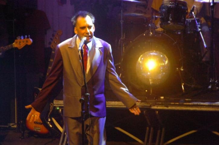 Arnaldo Antunes apresenta o repert&oacute;rio do mais recente projeto, &acute;Ao Vivo L&aacute; em Casa`