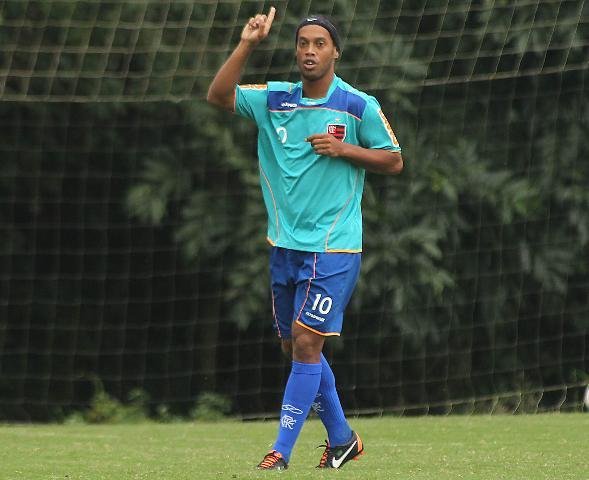 Ronaldinho ser&aacute; julgado pelo STJD e pode n&atilde;o atuar contra o Gr&ecirc;mio
