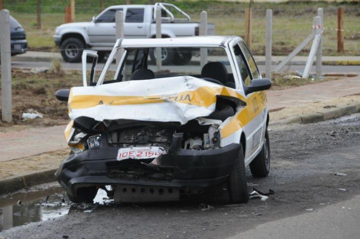 Homem conduzia carro roubado que colidiu contra ve&iacute;culo de auto escola