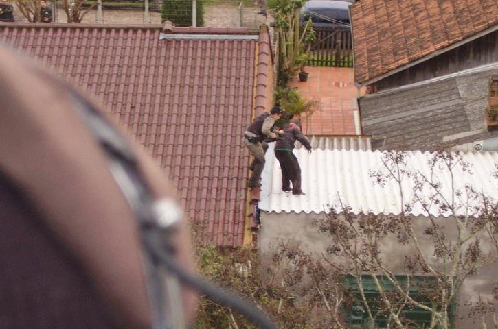 Pol&iacute;cia persegue, troca tiros e prende dois em Montenegro