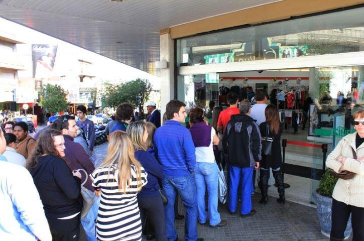 F&eacute;rias e d&oacute;lar baixo atraem milhares aos freeshops de Rivera