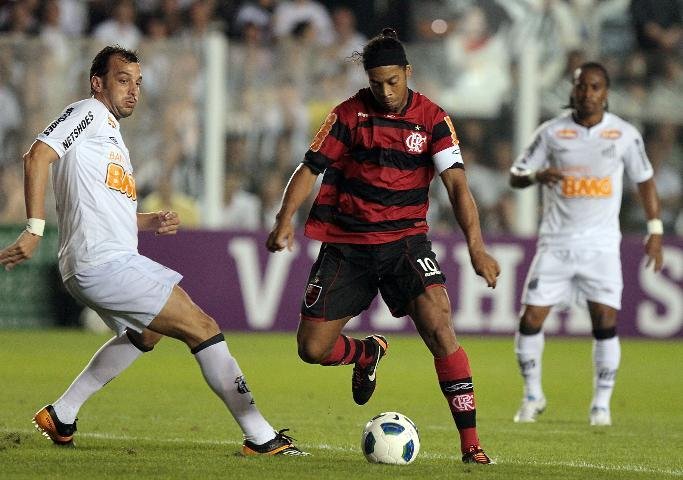 Ronaldinho deu show na Vila Belmiro