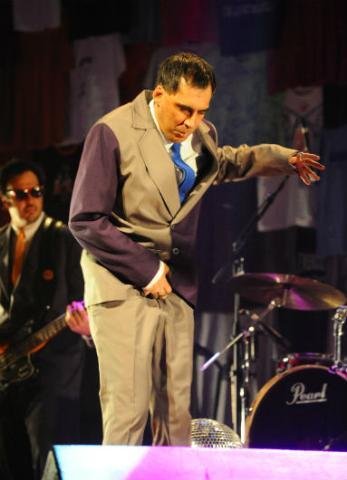 Arnaldo Antunes conquista o p&uacute;blico com o show &acute;Ao Vivo L&aacute; em Casa`