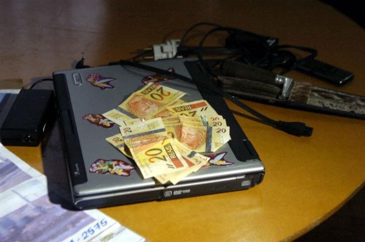 Foram apreendidos computadores e dinheiro