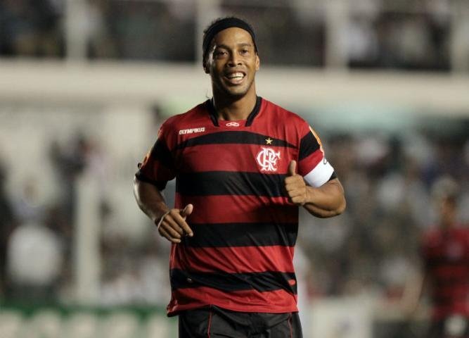 Ronaldinho comemora virada e artilharia do Brasileir&atilde;o