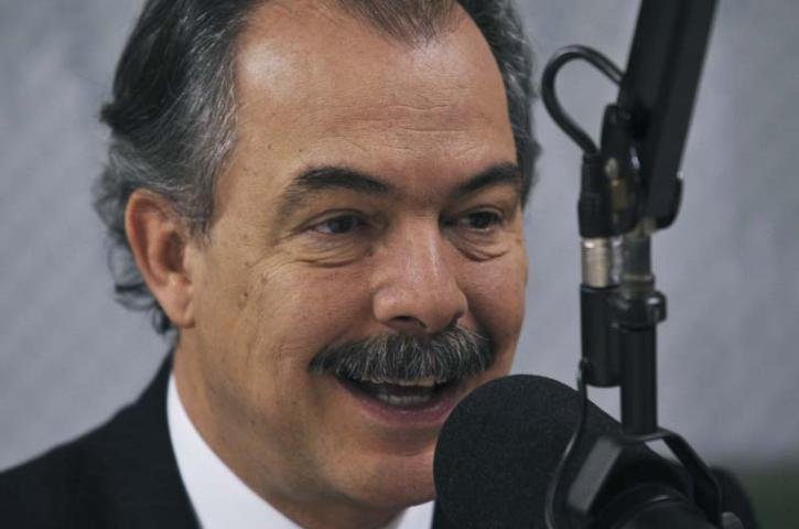 Ministro calcula que os tablets poder&atilde;o custar at&eacute; 40% menos