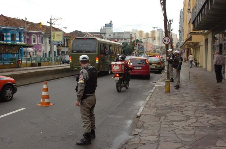 Opera&ccedil;&atilde;o com 300 policiais combate roubo e tr&aacute;fico na Capital