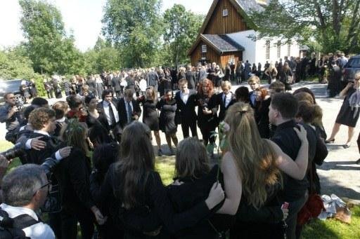 Noruega come&ccedil;a a sepultar as v&iacute;timas do massacre