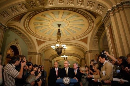 L&iacute;der do Senado, Harry Reid, falou &agrave; imprensa ap&oacute;s an&uacute;ncio