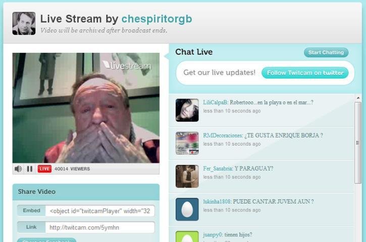 Emocionado ao se despedir, o eterno Chaves mandou um beijo para seus seguidores no Twitter
