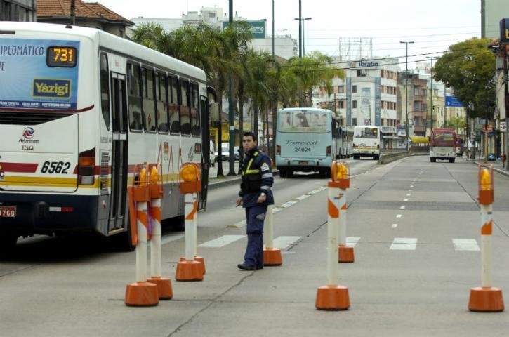 Obra de drenagem altera o tr&acirc;nsito na avenida Farrapos, em Porto Alegre
