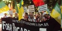 Manifestantes criticam Ricardo Teixeira antes de sorteio das Eliminatórias 