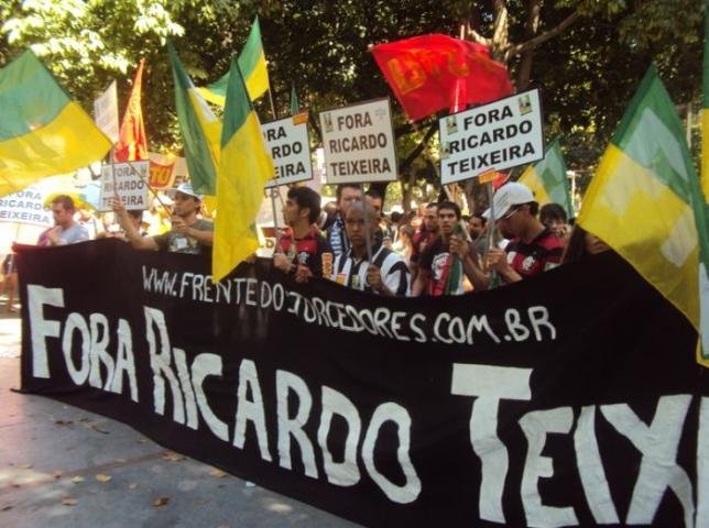 Manifestantes criticam Ricardo Teixeira antes de sorteio das Eliminat&oacute;rias 