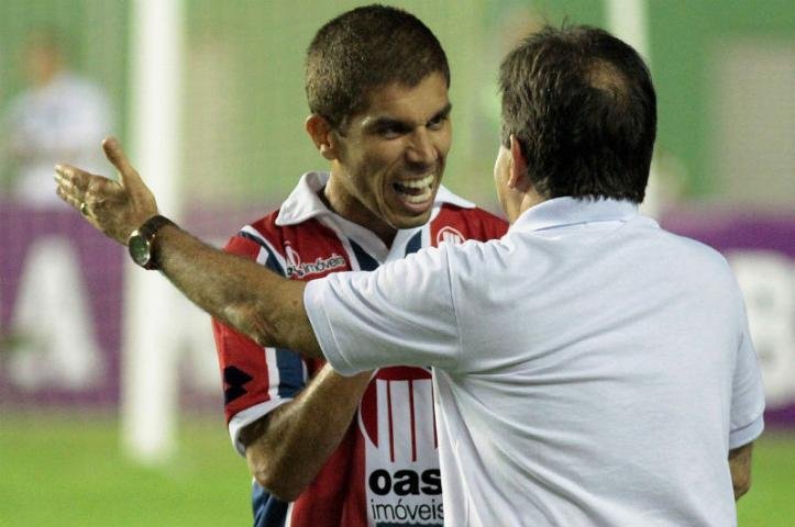 Bahia vence e deixa Gr&ecirc;mio no limite da zona do rebaixamento