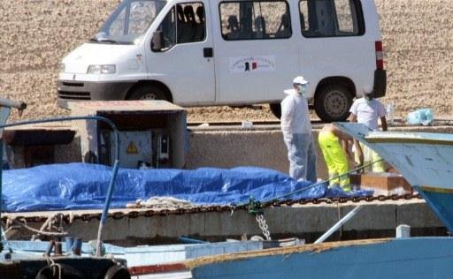 Pol&iacute;cia da It&aacute;lia encontra 25 corpos a bordo de um barco oriundo da L&iacute;bia